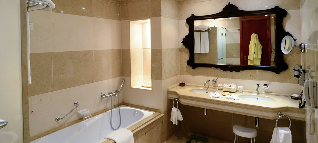 deluxe room bathroom