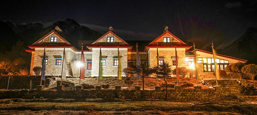 asia nepal tashinga everest summit lodge exterior night